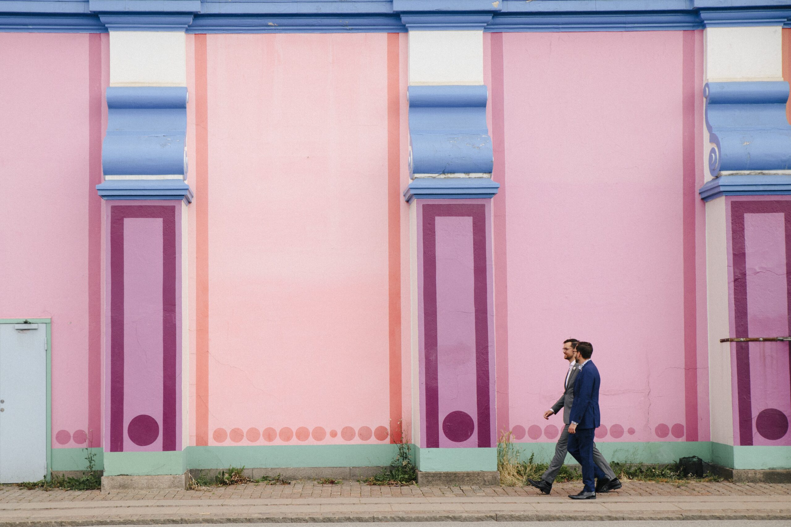 Drew og Kenneth går forbi Palads / Drew and Kenneth walking past Palads Theatre